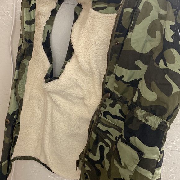 Amy camo vest hoodie size Large - Picture 4 of 7